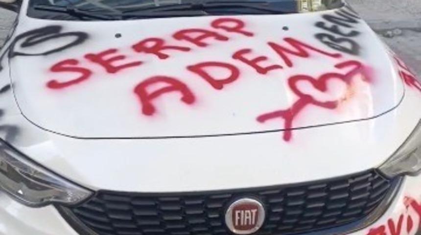 Saplantılı aşık otomobili aşk duvarına çevirdi, lastiklerini patlatıp pert etti