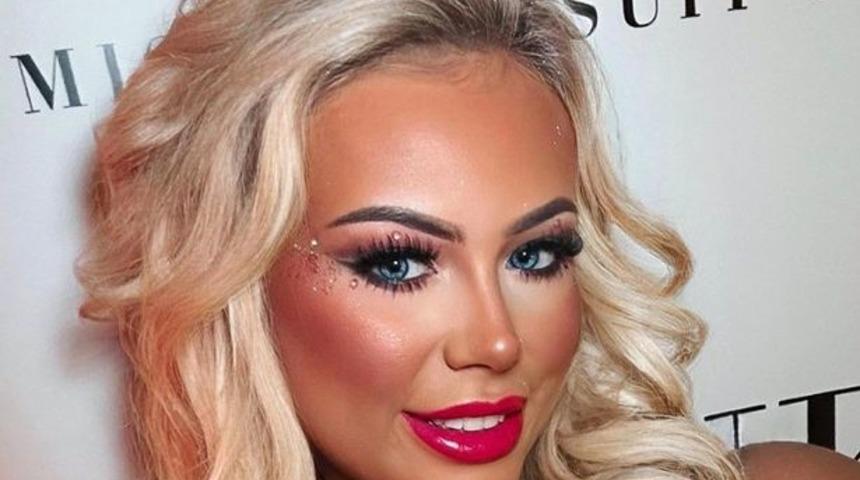 Yaza hızlı başladı! Sosyal medya fenomeni Gina Ogden bikini üstünün iplerini çözüp sere serpe güneşlendi