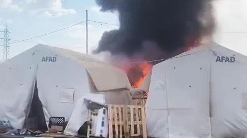 Çadır kentte korkutan yangın! İki çadır kullanılamaz hale geldi