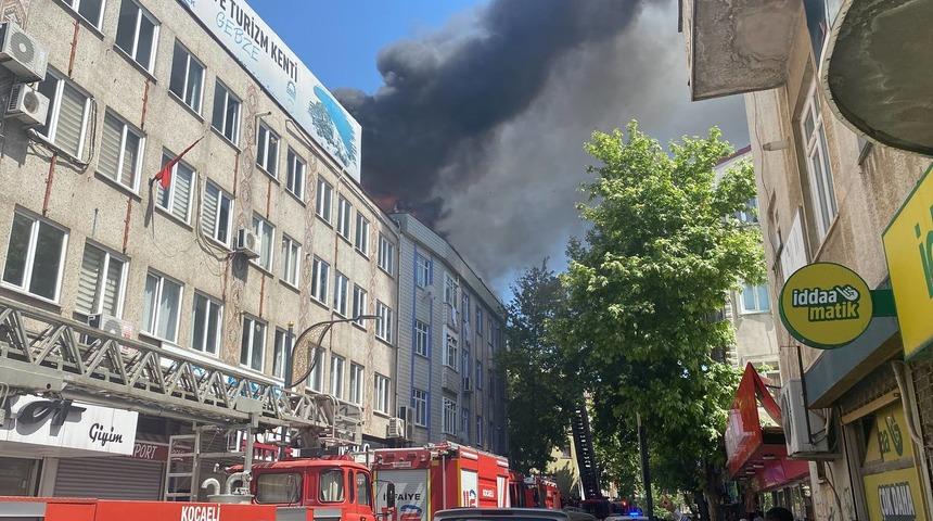 Kocaeli'de 4 katlı apartmanda çıkan yangın söndürüldü