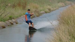 Kendi yaptığı sörf tahtasını traktöre bağlayarak sulama kanalında sörf yaptı! Kimse denemeye kalkmasın