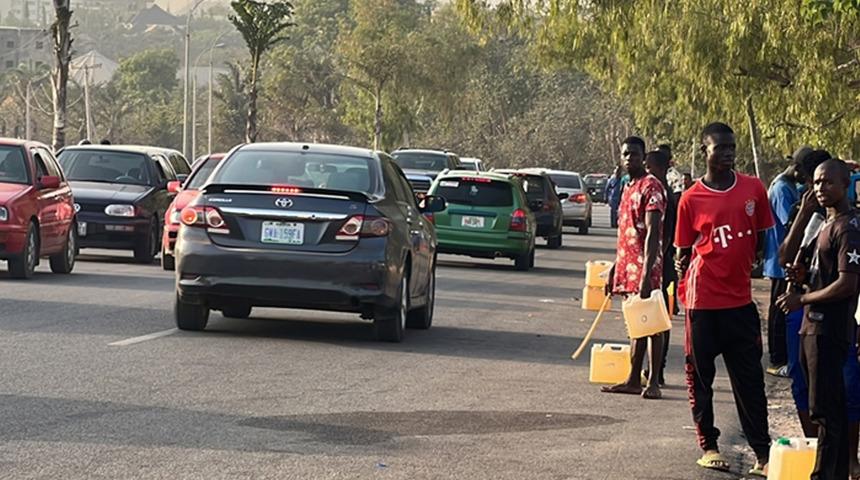 Akaryakıt fiyatları mesai saatlerini etkiledi! 5 yerine 3 gün çalışacaklar… O ülkedeki 2 eyalette dikkat çeken karar