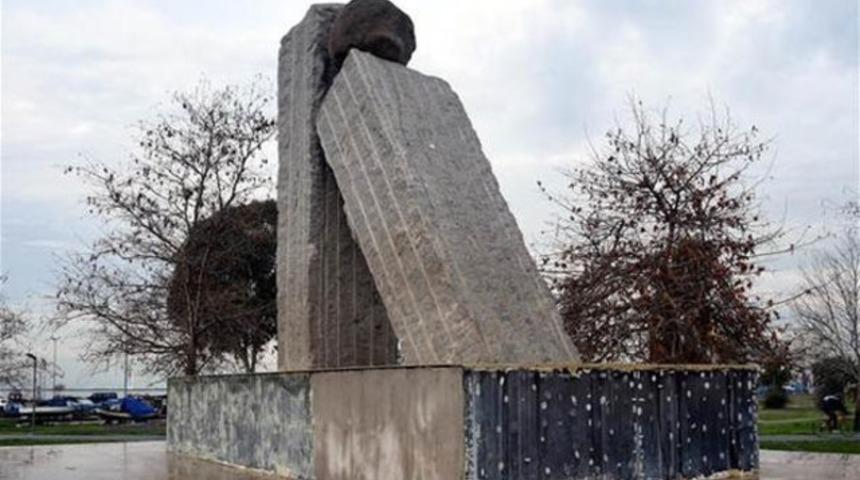 Şehitler i&ccedil;in yapılan anıtı bu hale getirdiler!