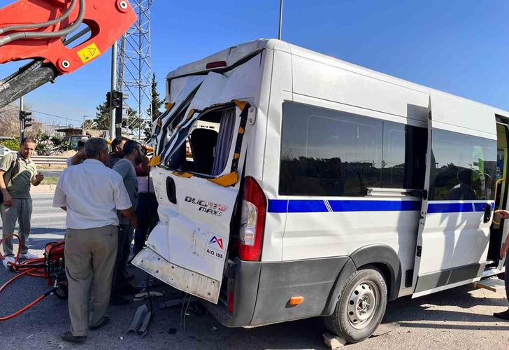 Mersin'de işçi servisi ile kamyon çarpıştı: 8 yaralı