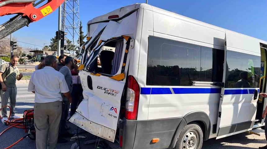 Mersin'de işçi servisi ile kamyon çarpıştı: 8 yaralı
