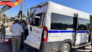 Mersin'de işçi servisi ile kamyon çarpıştı: 8 yaralı