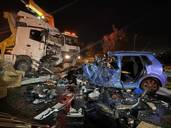 İstanbul'da TEM Otoyolu'nda feci kaza! Tır otomobilin üzerine devrildi: Ölü ve yaralılar var