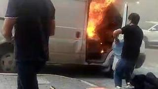 Yanan minibüse damacanalı müdahale! Görüntüler İstanbul'dan