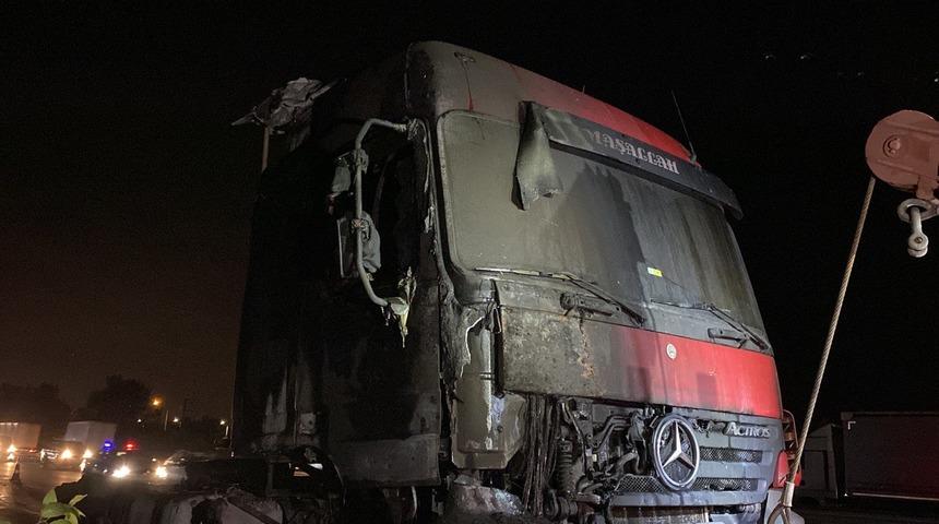 Anadolu Otoyolu'nda yanan tır ulaşımı aksattı