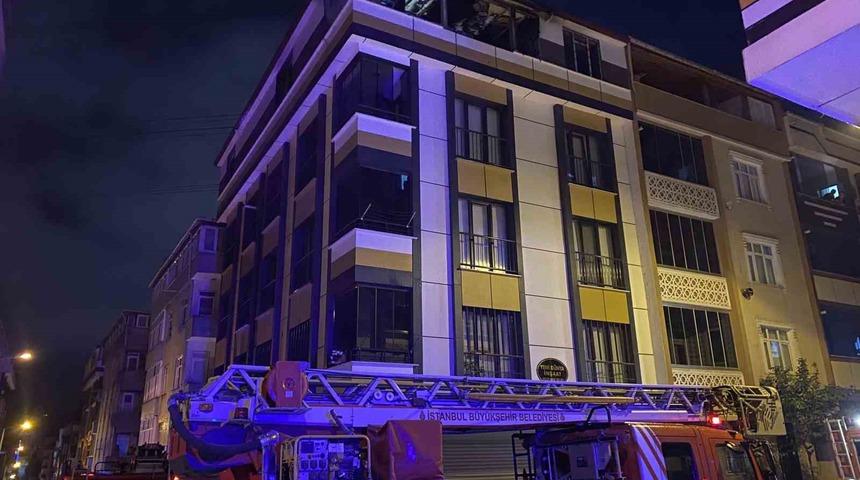 Sultangazi’de 4 katlı binanın çatı katı alev alev yandı