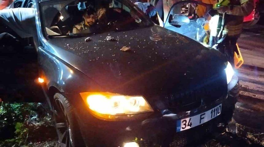 Kadıköy’de kontrolden çıkan araç aydınlatma direğine çarptı: 1 ağır yaralı