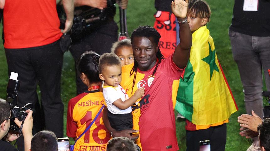 Galatasaray'ın yıldız golcüsü takıma resmen veda etti! ''Bir gün yine buluşacağız''