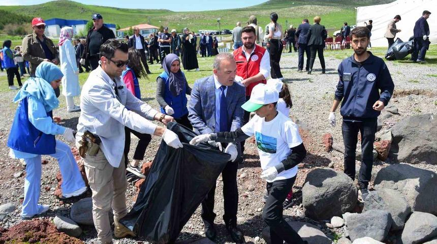 Çıldır Gölü’nde kıyı temizliği yapıldı