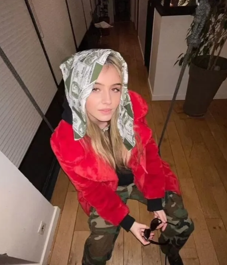 Babası tahta geçme hakkından feragat etti! Gözler kızına çevrildi... 19 yaşındaki sosyal medya fenomeni kraliçe olabilir G3