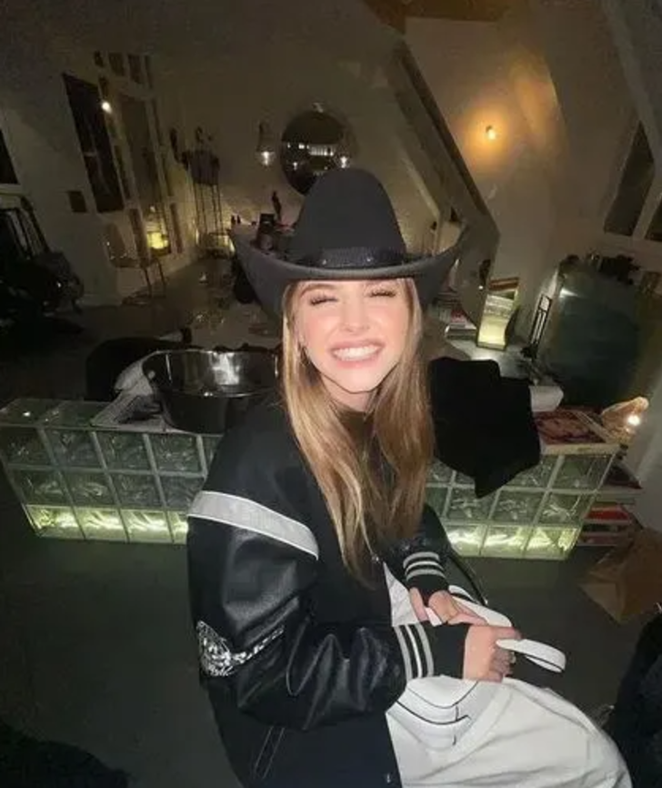 Babası tahta geçme hakkından feragat etti! Gözler kızına çevrildi... 19 yaşındaki sosyal medya fenomeni kraliçe olabilir G4