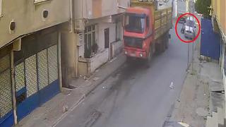 Avcılar'da bir kadın araçtan yola atıldı! O anlar kamerada