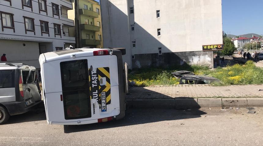 Muş'ta hafif ticari araç ile öğrenci servisinin çarpışması sonucu 9 kişi yaralandı
