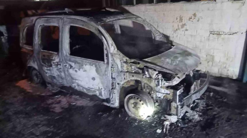 Söke’de kundaklanan iki araç küle döndü