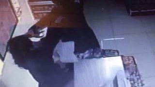 Kasiyerle müşteri kavgası kamerada