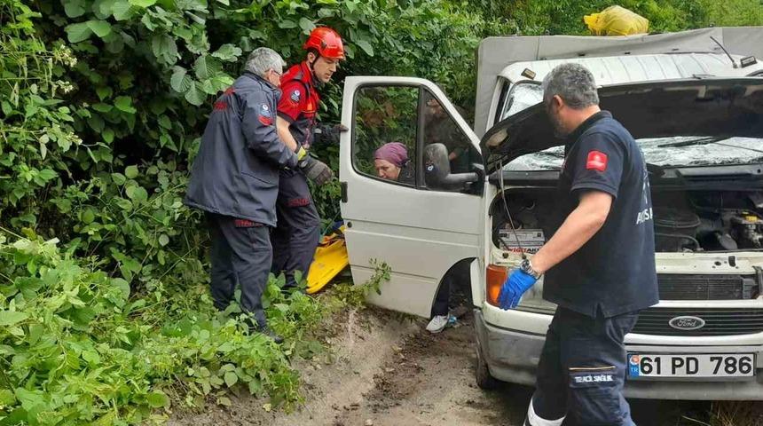 Trabzon’da araç köy yolundan karayoluna düştü: 3 yaralı