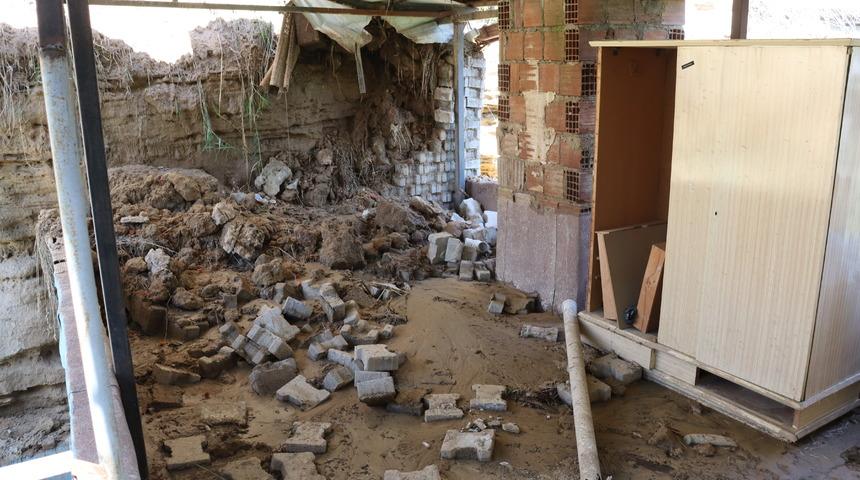 Denizli'de heyelan yaşanan mahallede, vatandaşlar yetkililerden yardım istedi