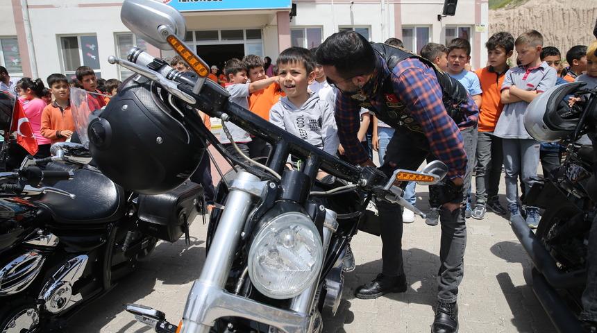 Depremzede çocuklar motorlarla Kapadokya'yı gezdi