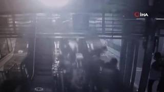 Yürüyen merdiven ters yöne hareket edince... Korkunç anlar kamerada! Çok sayıda yaralı var