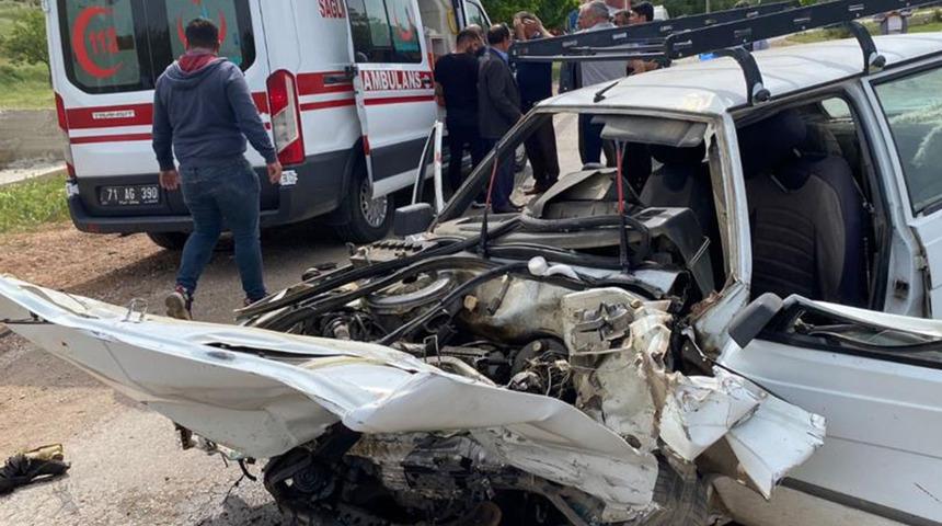 Tekeri kopan otomobil okul servisi ile çarpıştı! Çok sayıda yaralı var