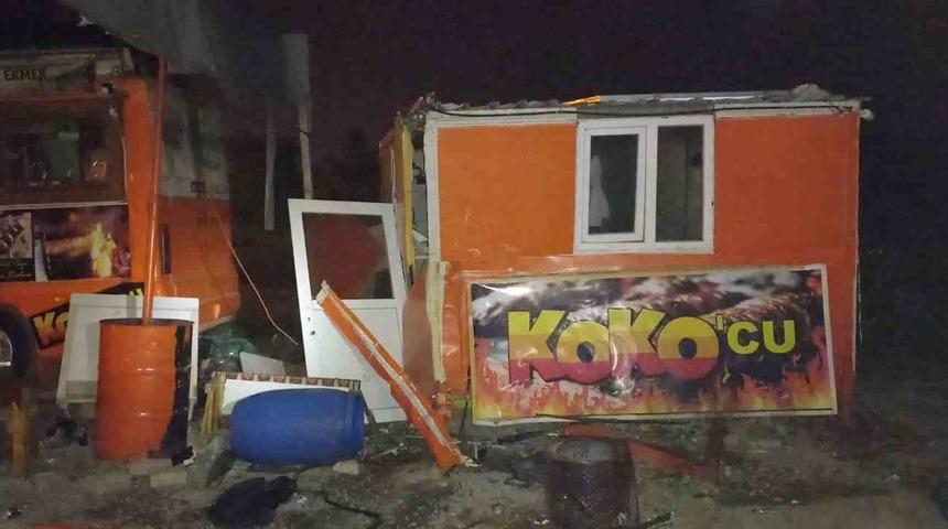 Yolcu otob&uuml;s&uuml; ile otomobil &ccedil;arpıştı: 2 &ouml;l&uuml;, 2 yaralı