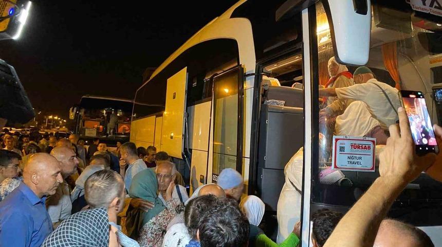 Deprem b&ouml;lgesi Osmaniye&rsquo;de hac kafilesi dualarla uğurlandı