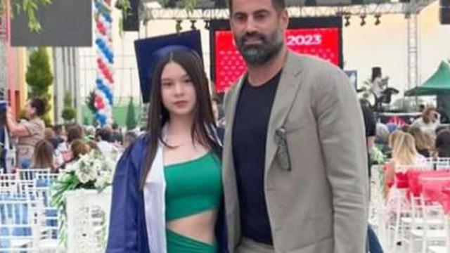 Volkan Demirel sosyal medyanın gündeminde! Depremde hayatını kaybeden Taner Savut'un kızını mezuniyetinde yalnız bırakmadı