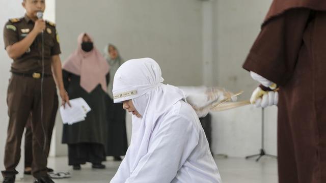 Endonezya’da park halindeki bir arabanın içinde öpüşen evli olmayan çift ifşa edildi! Cezaları ağır oldu: Alenen kırbaçlanma