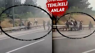 Yanan araçtan onlarcası inip yola fırladı, ormanda izlerini kaybettirmeye çalıştılar! Otoyolda tehlikeli anlar: Düzensiz göçmenlerin kaçış anı kamerada