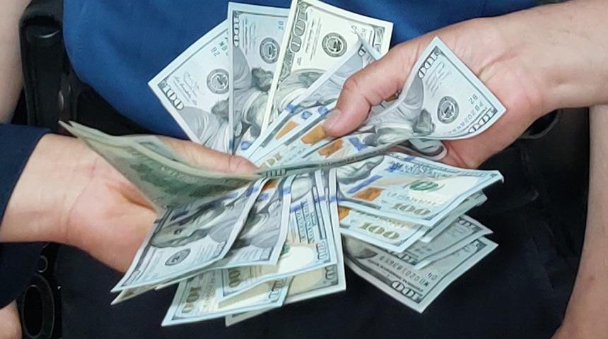 Çöp atmaya gittiğinde binlerce dolarla karşılaştı! Cüzdandaki fişten... 'Önce oyuncak para zannettim'