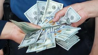 Çöp atmaya gittiğinde binlerce dolarla karşılaştı! Cüzdandaki fişten... 'Önce oyuncak para zannettim'