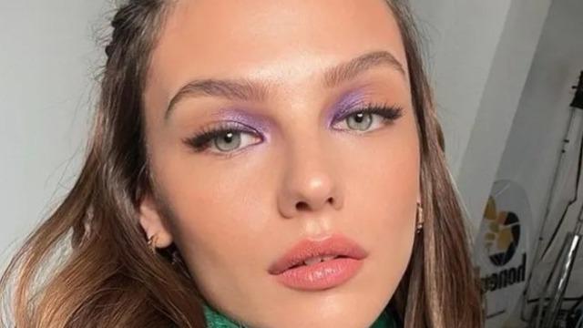 Nilsu Berfin Aktaş mini eteğiyle poz verdi! Dekoltesiyle mest etti