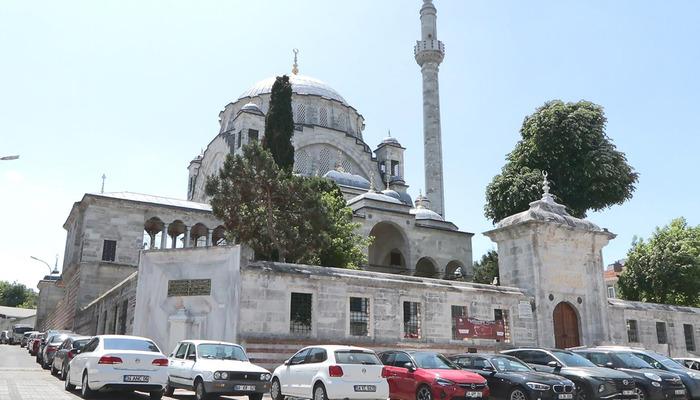 Tarihi caminin o görüntüsü sosyal medyayı ikiye böldü!