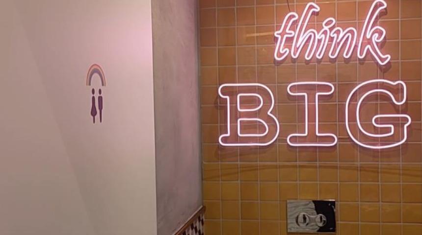 LGBT'lere özel tuvalet iddiası gündem oldu! Görüntüler sonrası AVM'deki restorandan açıklama geldi: Yanlış anlaşılma...