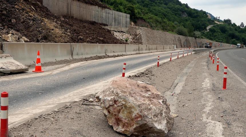 Dağdan kopan dev kayalar yola indi! Ulaşımı durdurdu