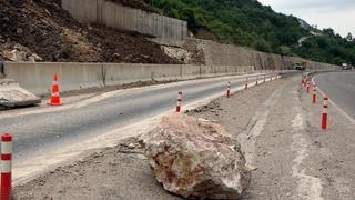Dağdan kopan dev kayalar yola indi! Ulaşımı durdurdu