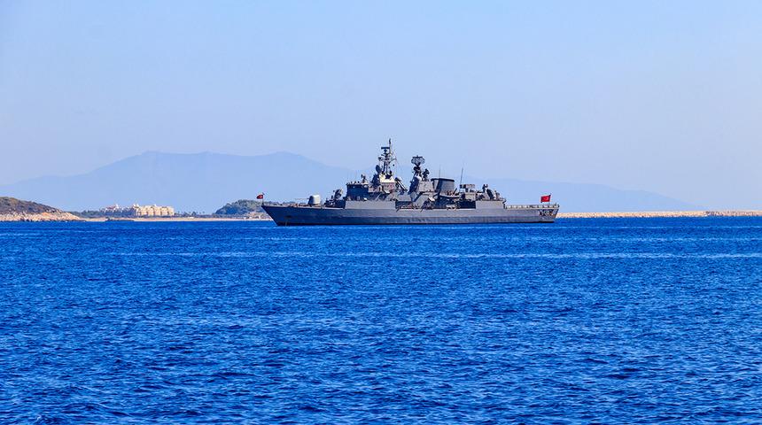 Ellerinde kesici aletlerle dolaşıyorlardı, Türk bayraklı gemide personel kendini kilitledi! Denizcilik Genel Müdürlüğü açıkladı: 15 kaçak şahıs tespit edildi, İtalya'da müdahale edilecek