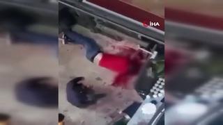 Sokak ortasında öldüresiye dayak kamerada! Kanlar içerisinde yerde kaldı