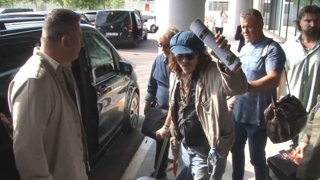 Johnny Depp Türkiye'ye koltuk değnekleriyle geldi! Sorulara Türkçe yanıt verdi