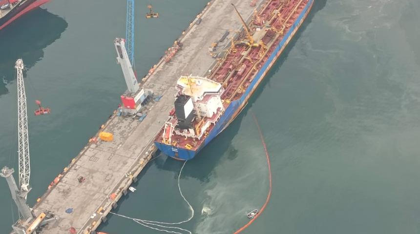 Deniz u&ccedil;ağı tespit etti! İzmit K&ouml;rfezi'ni kirleten tanker gemisi b&ouml;yle g&ouml;r&uuml;nt&uuml;lendi