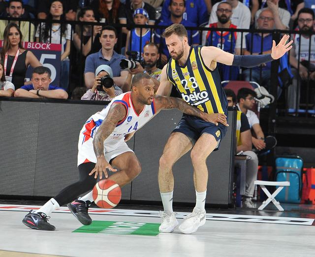 Anadolu Efes Fenerbahçe'yi yenerek finale yükseldi, maçın bitiminde ortalık karıştı! Ergin Ataman taraftarla tartıştı 640xauto