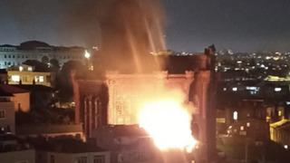 Balat'ta tarihi Fener Rum Lisesi'nin yanında korkutan yangın! Çok sayıda itfaiye ekibi müdahale etti