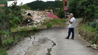 Trabzon'da bir mahalle diken üstünde! Derin yarıklar oluştu: 'Her taraftan su fışkırıyor'