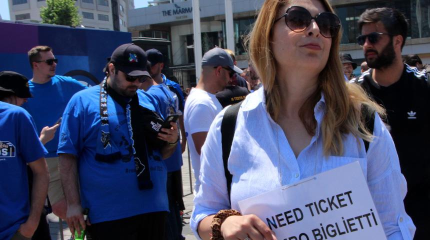 İngiliz ve İtalyan taraftarlar Taksim Meydanı'nda maç saatini bekliyor