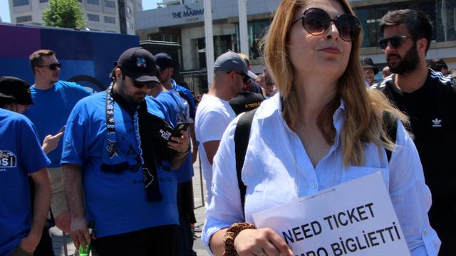 İngiliz ve İtalyan taraftarlar Taksim Meydanı'nda maç saatini bekliyor