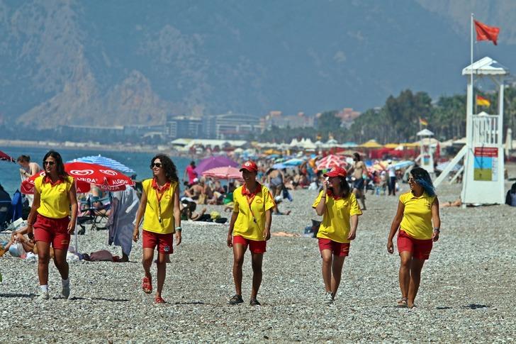 'Boğulma numarası yapıyorlar, yanına gidince sohbet açıyorlar' Kadın cankurtaranlardan erkek tatilcilere serzeniş! 'Yalancı çoban hikayesine döner' G1